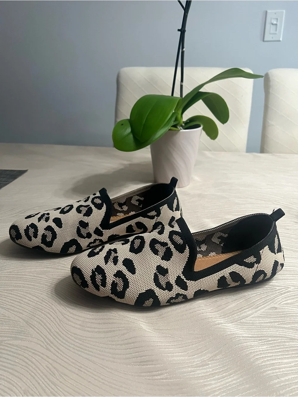 Vintage Women’s Leopard Print Slip-On Shoes in Beige and Black size 11W